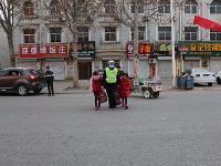 河北永清交警设立“护学岗” 守护师生平安出行