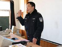 河北永清交警设立“护学岗” 守护师生平安出行