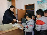 河北永清交警设立“护学岗” 守护师生平安出行