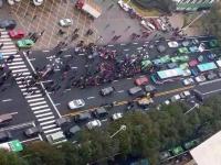 南昌出租司机罢运掀翻专车 特警出动