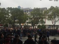 南昌出租司机罢运掀翻专车 特警出动