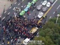 南昌出租司机罢运掀翻专车 特警出动