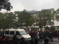 南昌出租司机罢运掀翻专车 特警出动