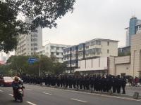 南昌出租司机罢运掀翻专车 特警出动