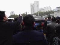 南昌出租司机罢运掀翻专车 特警出动