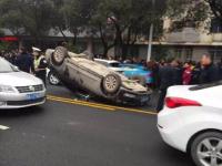 南昌出租司机罢运掀翻专车 特警出动