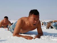 海军陆特战部队新疆沙漠寒训 光膀子卧雪