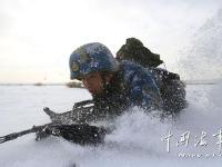 海军陆特战部队新疆沙漠寒训 光膀子卧雪