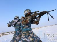 海军陆特战部队新疆沙漠寒训 光膀子卧雪