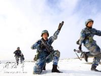 海军陆特战部队新疆沙漠寒训 光膀子卧雪