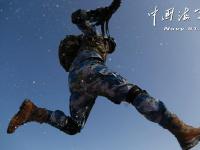 海军陆特战部队新疆沙漠寒训 光膀子卧雪