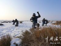 海军陆特战部队新疆沙漠寒训 光膀子卧雪