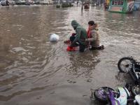 石家庄河水倒灌马路成河 市民“逆水行舟”