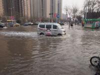 石家庄河水倒灌马路成河 市民“逆水行舟”