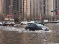 石家庄河水倒灌马路成河 市民“逆水行舟”