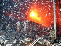 杭州煤气瓶运输车爆炸引燃旁边工厂