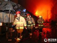 杭州煤气瓶运输车爆炸引燃旁边工厂