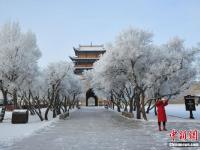 组图：甘肃嘉峪关雪中雄关美如画