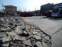 济南停车场路面被砸碎 80辆公交车停路边