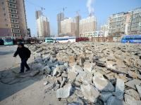 济南停车场路面被砸碎 80辆公交车停路边