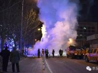 北京长安街边热力水管爆裂 水雾腾空数十米