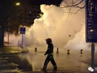 北京长安街边热力水管爆裂 水雾腾空数十米