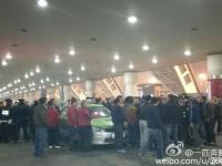 网曝成都机场出租车罢工 数百旅客滞留
