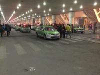 网曝成都机场出租车罢工 数百旅客滞留