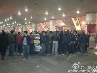 网曝成都机场出租车罢工 数百旅客滞留