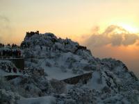 40厘米积雪遇日出云海 黄山雪景美煞游人