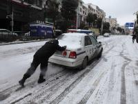贵州警车送产妇遇凌冻天气 警民齐力推车