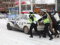 贵州警车送产妇遇凌冻天气 警民齐力推车