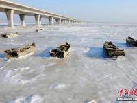 山东寒潮冰封胶州湾 渔船冻结在海面