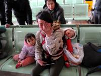 广西妈妈带俩娃买车票 1500元血汗钱被骗光