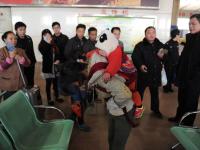 广西妈妈带俩娃买车票 1500元血汗钱被骗光