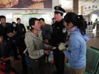 广西妈妈带俩娃买车票 1500元血汗钱被骗光