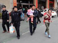 广西妈妈带俩娃买车票 1500元血汗钱被骗光