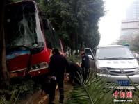 南宁公交车连撞电单车后撞树 致1死多伤
