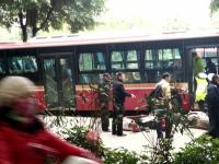 南宁公交车连撞电单车后撞树 致1死多伤
