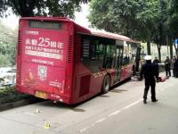 南宁公交车连撞电单车后撞树 致1死多伤