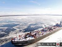 无人机航拍湖面结冰困住巨轮 如灾难大片