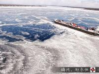 无人机航拍湖面结冰困住巨轮 如灾难大片