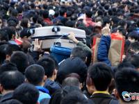 航拍广州火车站春运旅客滞留 最多10万人聚集