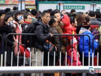 航拍广州火车站春运旅客滞留 最多10万人聚集