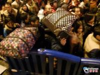 航拍广州火车站春运旅客滞留 最多10万人聚集