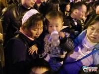 航拍广州火车站春运旅客滞留 最多10万人聚集