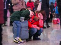沪杭高铁因降雪大面积晚点 数万人滞留两地车站