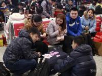 沪杭高铁因降雪大面积晚点 数万人滞留两地车站