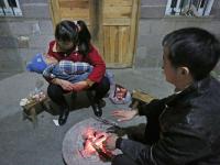 贵州打工妹返乡换七次车摸黑到家