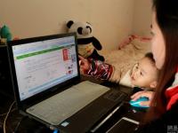 图片故事：“袋鼠妈妈”携子返乡路